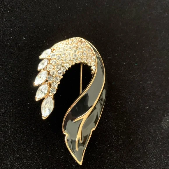 VINTAGE Crown Trifari Brooch - Picture 9 of 12